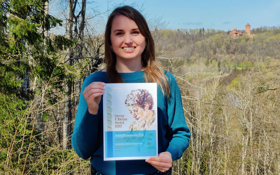 Postdoc Anete Romanauska with her Denise P. Barlow Award. (c) private, Max Perutz Labs